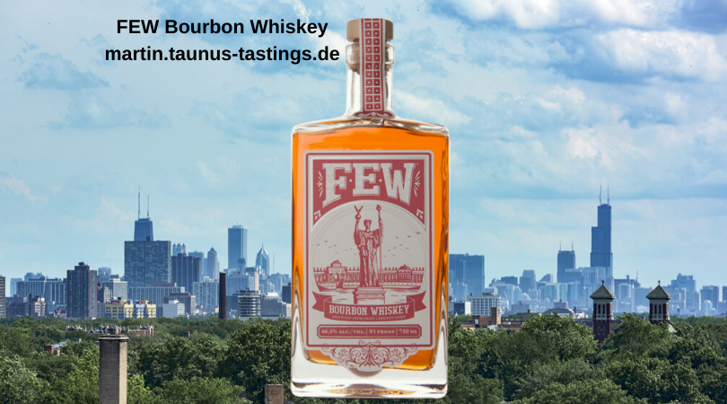 Eine Flasche FEW Bourbon Whiskey mit der Skyline von Chicago im Hintergrund