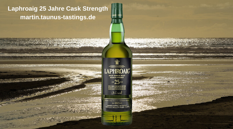 Eine Flasche Laphroaig 25 Jahre Cask Strength, im Hintergund die Küste der Machir Bay auf der Insel Islay