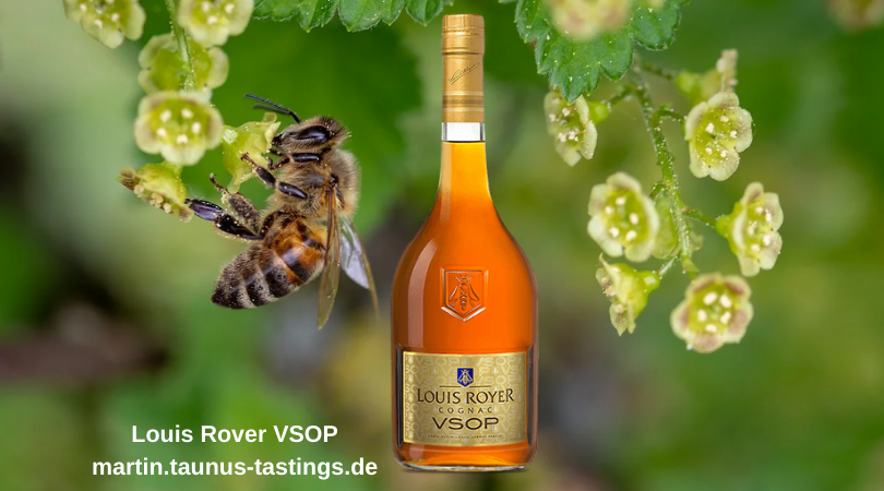 Eine Flasche Louis Rover VSOP mit Blüten und einer Biene im Hintergrund