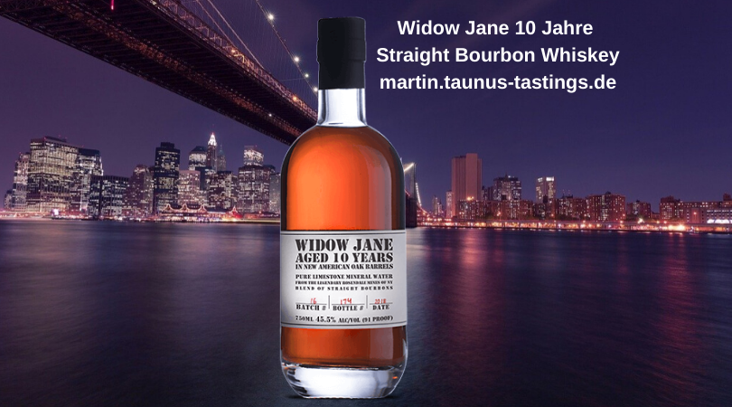 Eine Flasche Widow Jane 10 Jahre Straight Bourbon Whiskey mit der Brooklyn Bridge und der Skyline von New York im Hintergrund