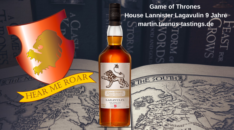 Eine Flasche Game of Thrones House Lannister Lagavulin 9 Jahre, im Hintergrund ein aufgeschlagenes GoT Buch und das Wappen des Hauses Lannister
