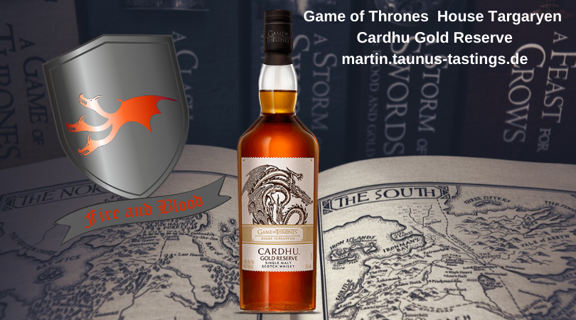 Eine Flasche Game of Thrones House Targaryen Cardhu Gold Reserve, im Hintergrund GoT Bücher und das Wappen des Hauses Targaryen