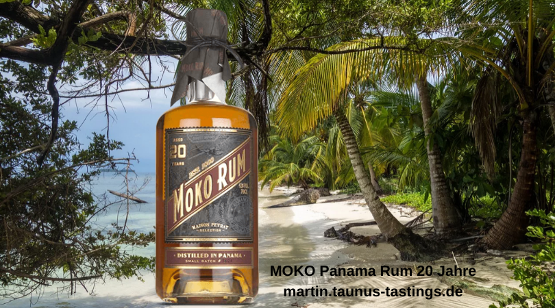 Eine Flasche MOKO Panama Rum 20 Jahre, im Hintergrund ein Traumstrand