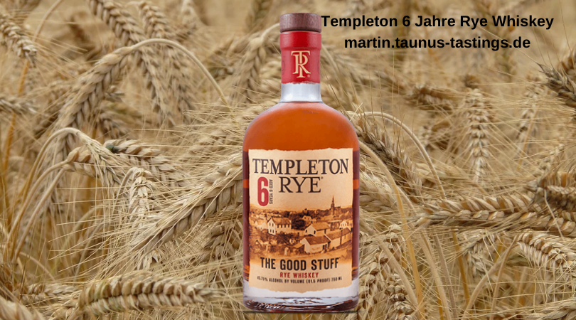 Eine Flasche Templeton 6 Jahre Rye Whiskey mit einem Roggenfeld im Hintergrund