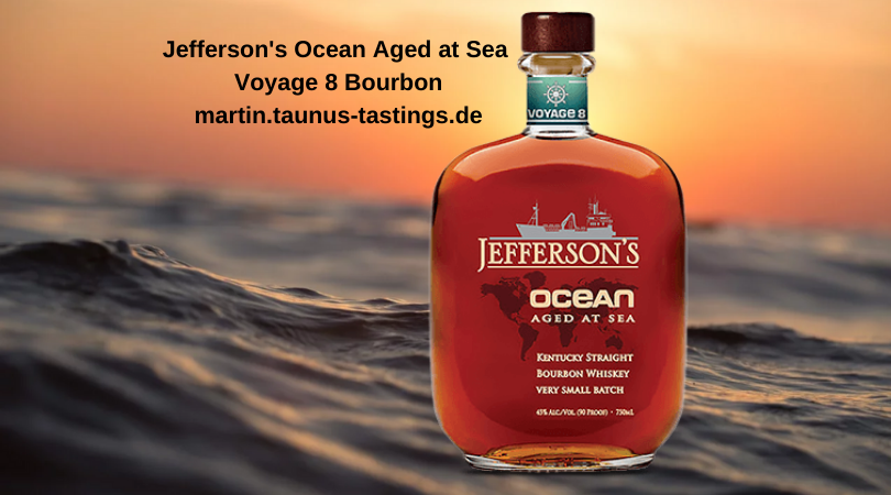 Eine Flasche Jefferson's Ocean Aged at Sea Voyage 8 Bourbon, das Meer im Hintergrund