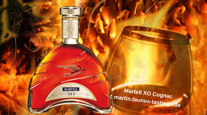 Eine Flasche Martell XO Cognac mit Glas und Flammen im Hintergrund