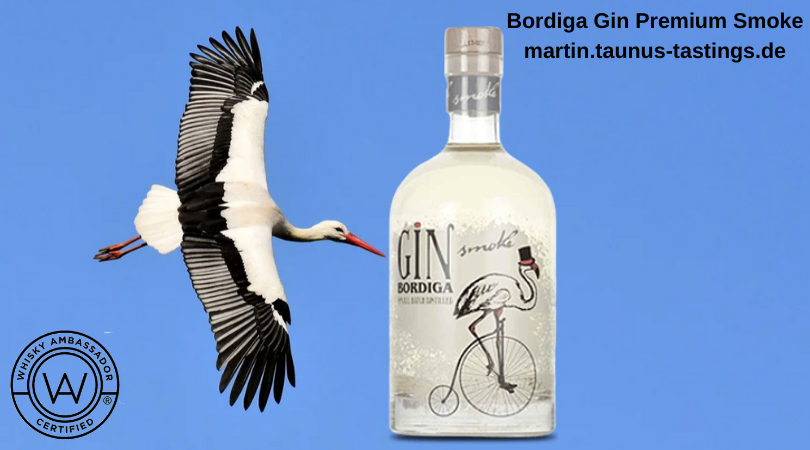 Eine Flasche Bordiga Gin Premium Smoke, im Hintergrund Himmel und ein fliegender Storch