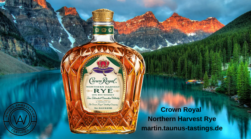 Eine Flasche Crown Royal Northern Harvest Rye mit den Bergen von Alberta im Hintergrund