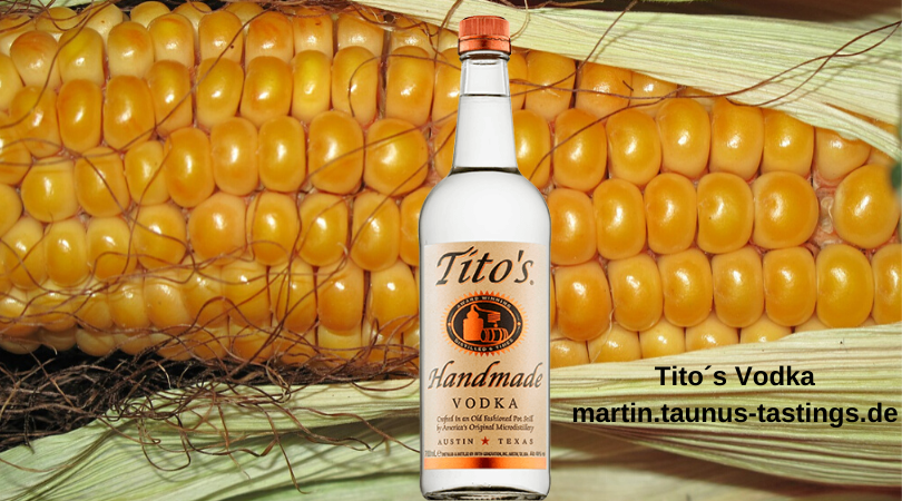 Eine Flasche Tito´s Vodka mit einem Maiskolben im Hintergrund