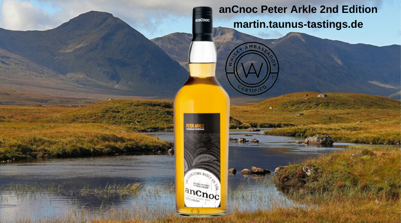 Eine Flasche anCnoc Peter Arkle 2nd Edition mit dem schottischen Hochland im Hintergrund