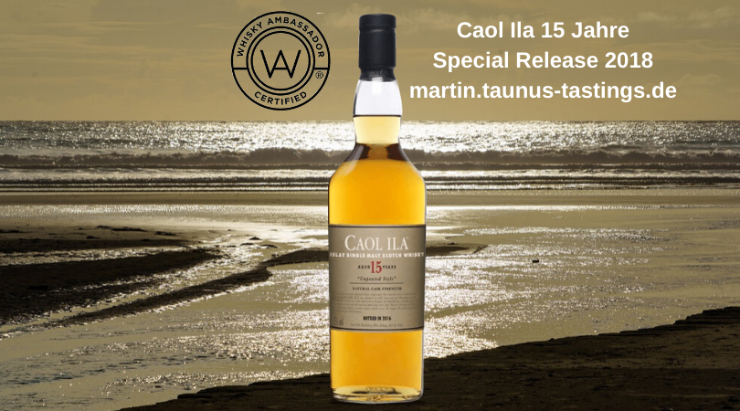 Eine Flasche Caol Ila 15 Jahre Special Release 2018, mit dem Meer im Hintergrund