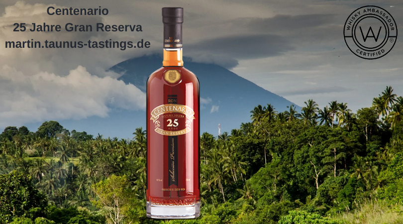 Eine Flasche Centenario 25 Jahre Gran Reserva mit einem Vulkan auf Costa Rica im Hintergrund