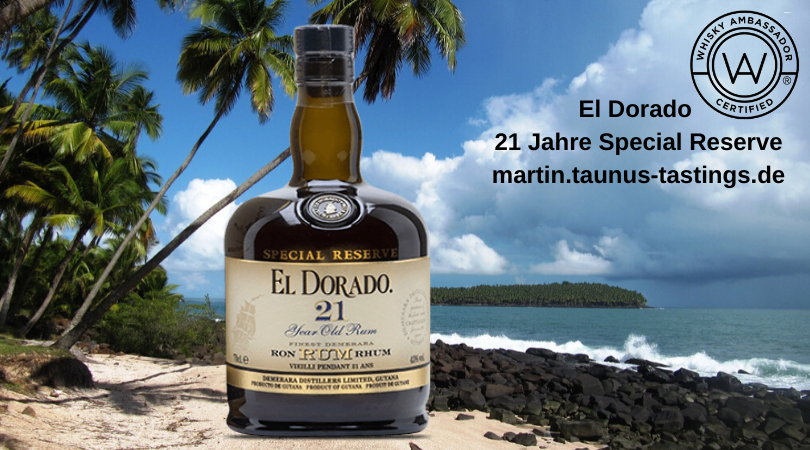 Eine Flasche El Dorado 21 Jahre Special Reserve mit einem Strand auf Guyana im Hintergrund