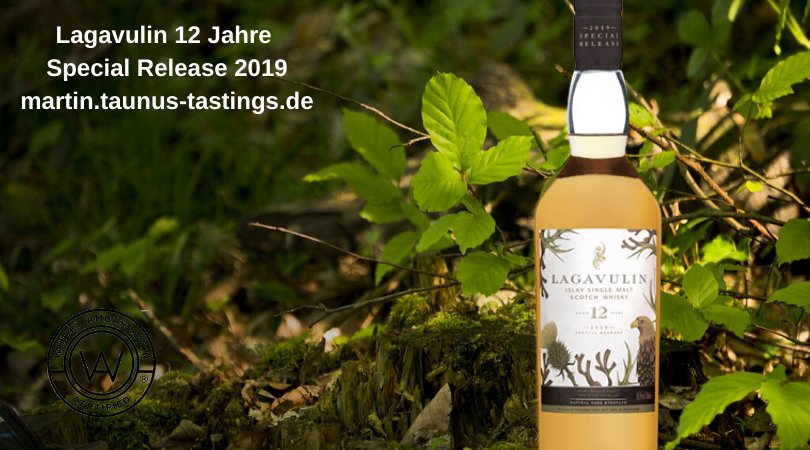 Eine Flasche Lagavulin 12 Jahre Special Release 2019, im Hintergrund Waldboden