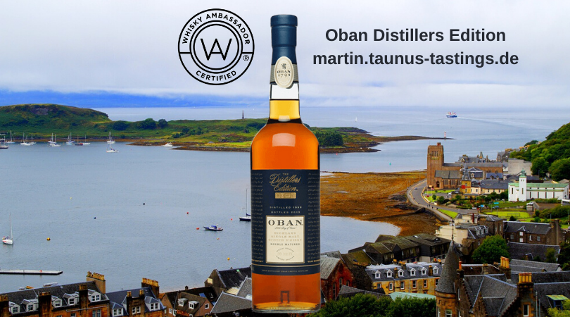 Eine Flasche Oban Distillers Edition, die Bucht von Oban im Hintergrund