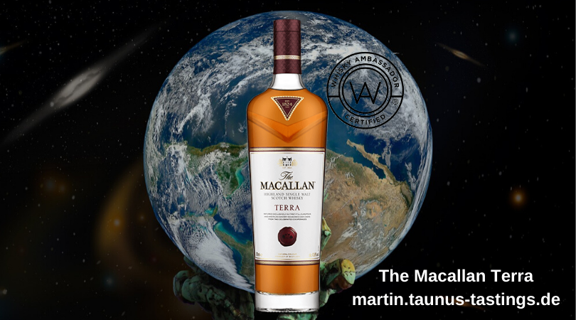 Eine Flasche Macallan Terra mit einer Weltkugel im Hintergrund
