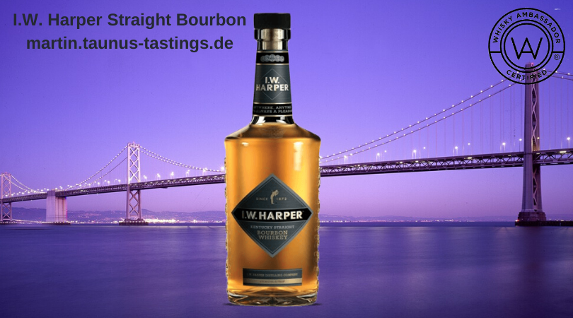 Eine Flasche I.W. Harper Straight Bourbon mit der Golden Gate Bridge im Hintergrund