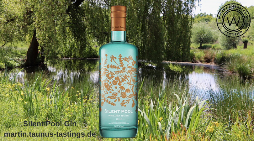 Eine Flasche Silent Pool Gin mit einem Teich im Hintergrund