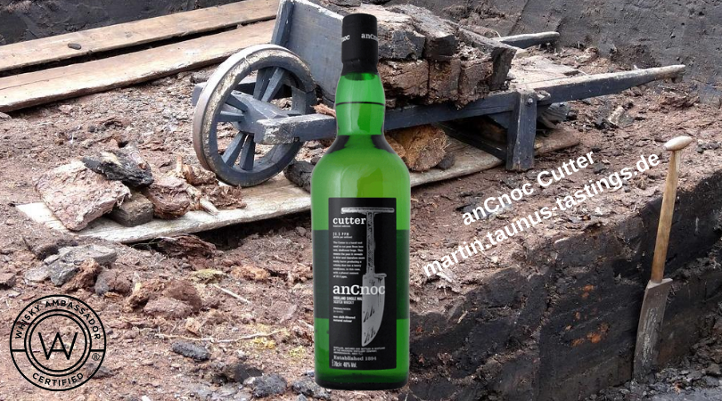 Eine Flasche anCnoc Cutter mit einem Torfkarren im Hintergrund