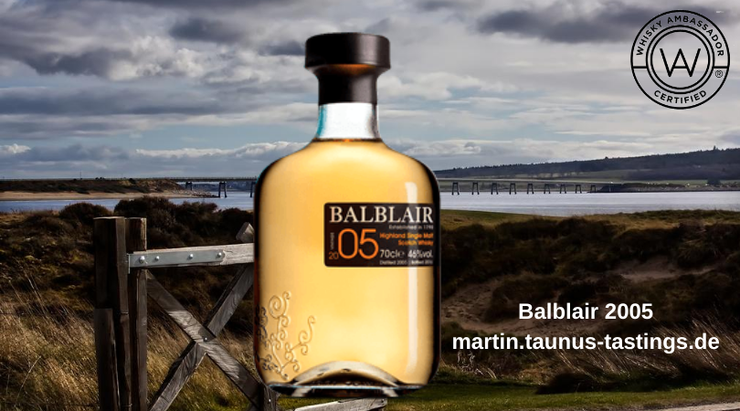 Eine Flasche Balblair 2005, im Hintergrund eine Küstenlandschaft aus den Highlands