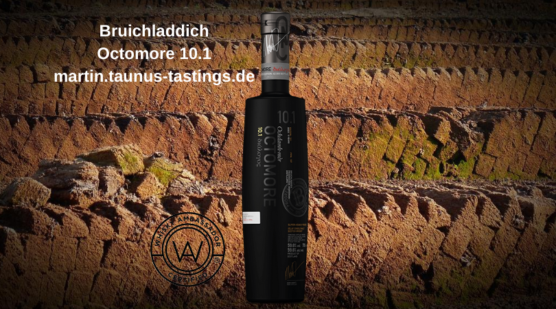 Eine Flasche Bruichladdich Octomore 10.1 mit gestochenem Torf im Hintergrund