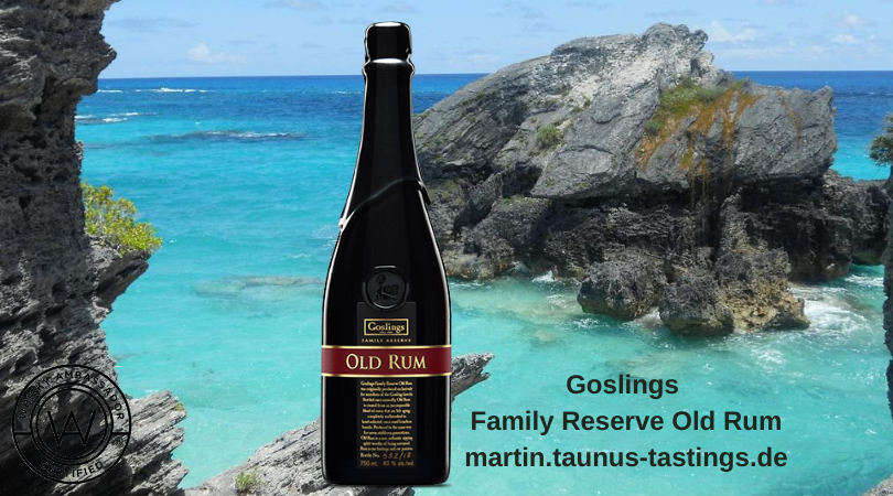 Eine Flasche Goslings Family Reserve Old Rum mit der Küste von Bermuda im Hintergrund