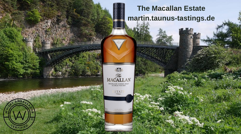 Eine Flasche The Macallan Estate mit einer Brücke in Craigellachie im Hintergrund