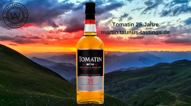 Eine Flasche Tomatin 25 Jahre, im Hintergrund ein Blick über die schottischen Highlands