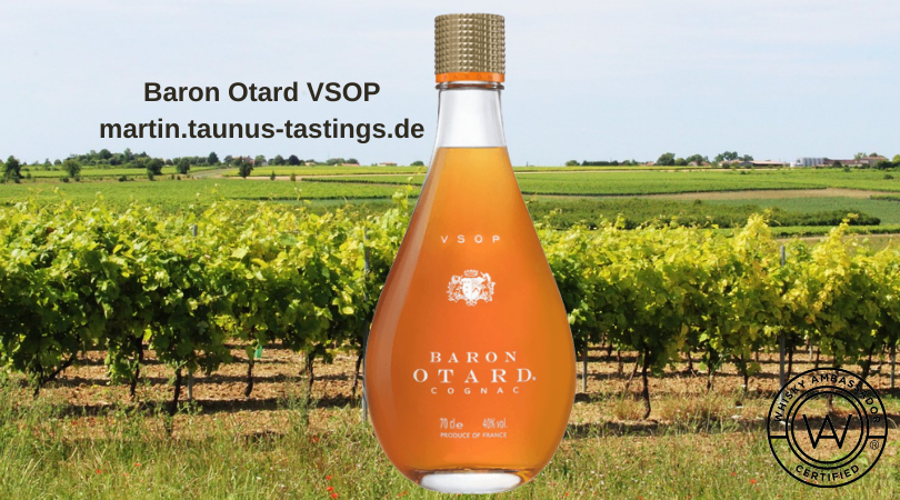 Eine Flasche Bron Otard VSOP, im Hintergrund Weinberge