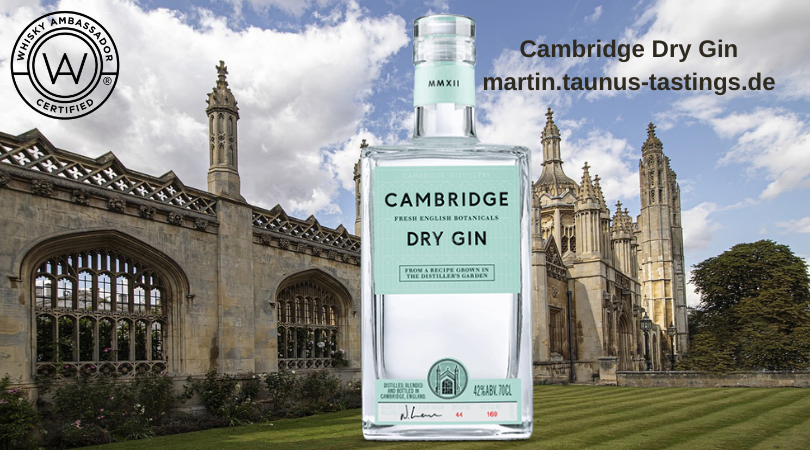 Eine Flasche Cambridge Dry Gin, mit einem Gebäude in Cambridge im Hintergrund