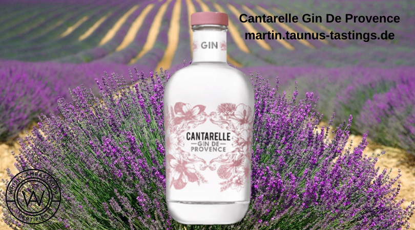 Eine Flasche Cantarelle Gin De Provence, im Hintergrund ein Lavendelfeld