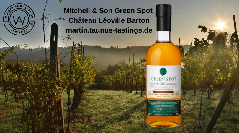 Eine Flasche Mitchell & Son Green Spot Château Léoville Barton, mit Weinbergen im Hintergrund