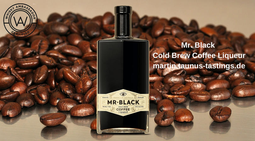 Eine Flasche Mr. Black Cold Brew Coffee Liqueur, im Hintergrund Kaffeebohnen