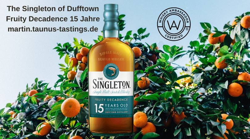 Eine Flasche The Singleton of Dufftown Fruity Decadence 15 Jahre, im Hintergrund eine Zitrusplantage