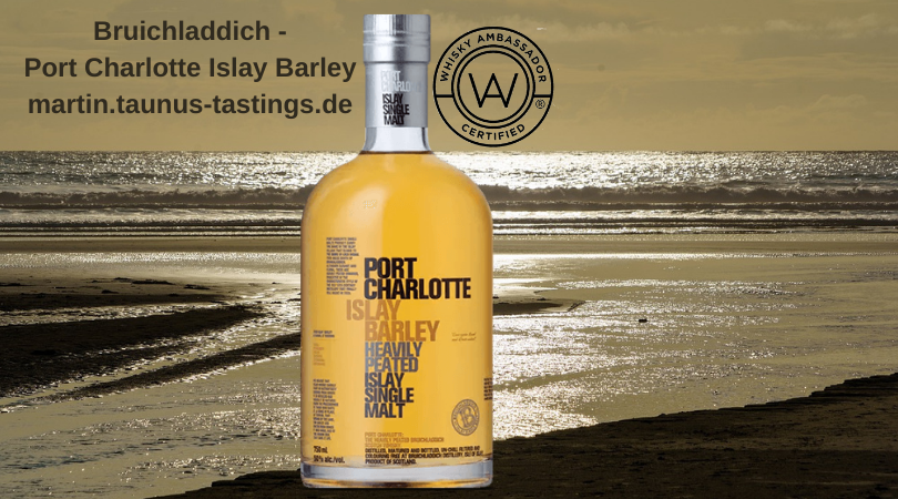 Eine Flasche Bruichladdich - Port Charlotte Islay Barley im Hintergrund die Küste von Machir Bay