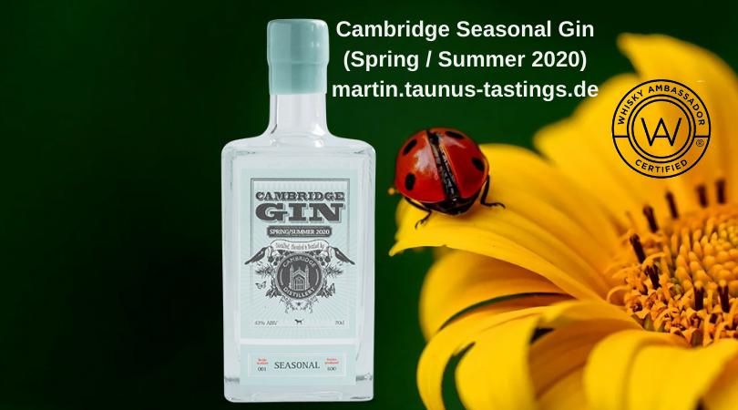 Eine Flasche Cambridge Seasonal Gin (Spring / Summer 2020) im Hintergrund eine Blume und ein Marienkäfer
