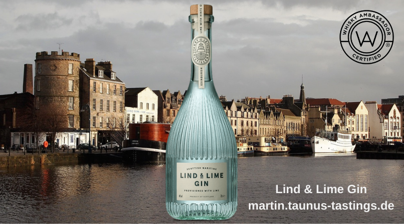 Eine Flasche Lind & Lime Gin, im Hintergrund der Hafen von Edinburgh