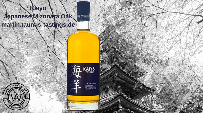 Eine Flasche Kaiyo Japanese Mizunara Oak, im Hintergrund ein japanischer Temple und blühende Kirschbäume