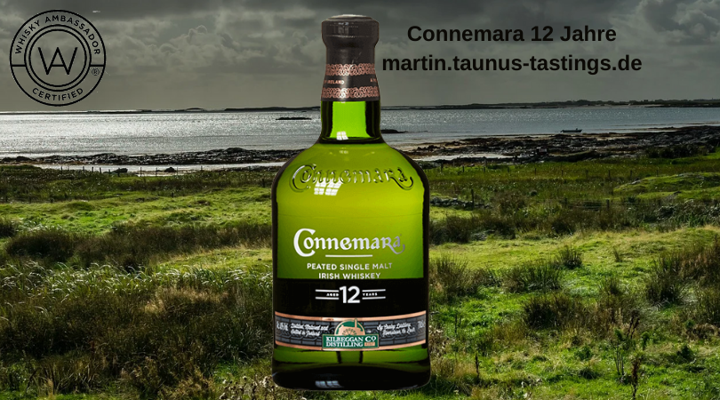 Eine Flasche Connemara 12 mit mit der Küste Irlands im Hintergrund