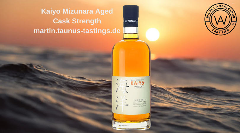 Eine Flasche Kaiyo Mizunara Aged Cask Strength, im Hintergrund der japanische Ozean