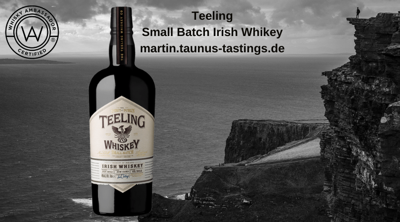 Eine Flasche Teeling Small Batch Irish Whiskey, im Hingtergrund die Klippen von Moher