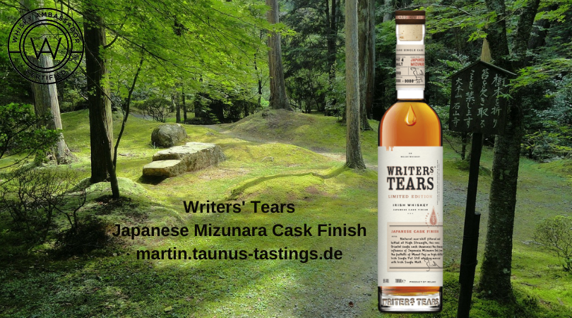 Eine Flasche Writers' Tears Japanese Mizunara Cask Finish, im Hintergrund ein Wald in Japan