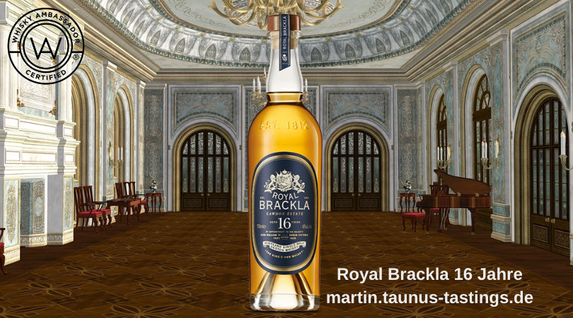 Eine Flasche Royal Brackla 16 Jahre, im Hintergrund ein königlicher Ballsaal