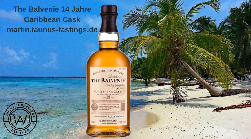 Eine Flasche The Balvenie 14 Jahre Caribbean Cask vor einem karibischen Strand