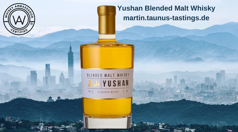 Eine Flasche Yushan Blended Malt Whisky, im Hintergrund eine Skyline aus Taiwan