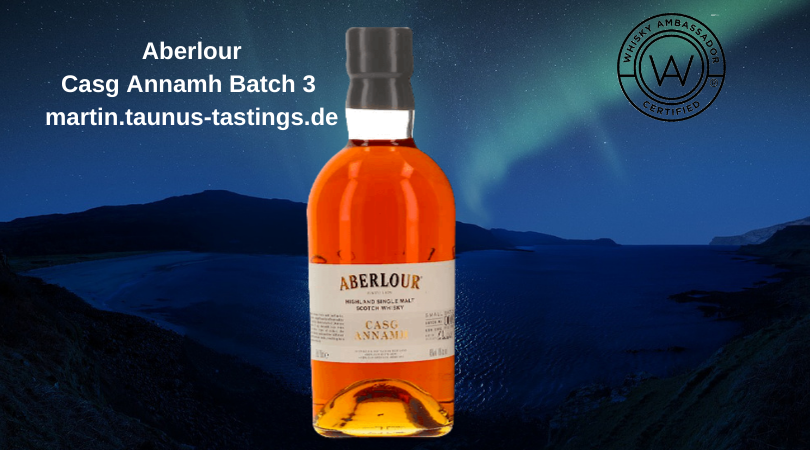 Eine Flasche Aberlour Casg Annamh Batch 3 , im Hintergrund die Küste Schottlands