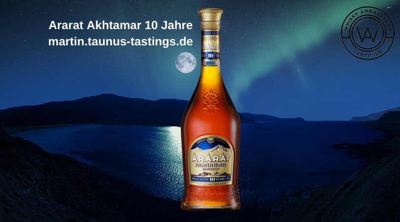 Eine Flasche Ararat Akhtamar 10 Jahre, im Hintergrund ein See in Armenien