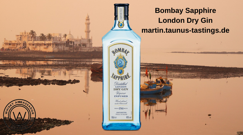 Eine Flasche Bombay London Sapphire vor einem See in Indien