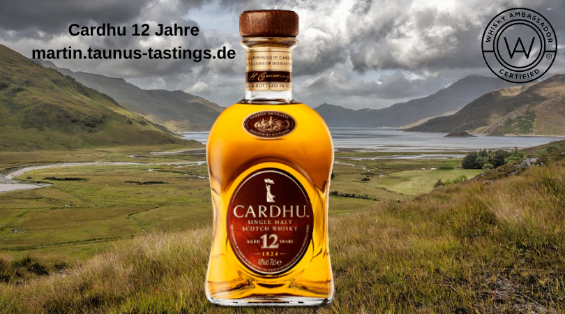 Eine Flasche Cardhu 12 Jahre, im Hintergrund eine schottische Landschaft