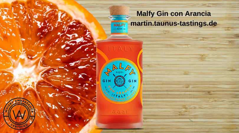 Eine Flasche Malfy Gin con Arancia, im Hintergrund eine aufgeschnittene Blutorange